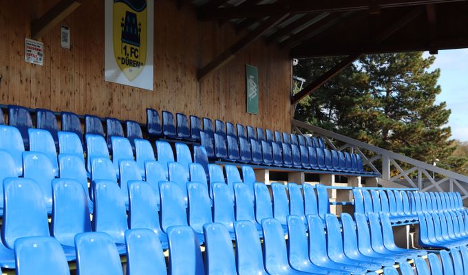 Das Trainergespann 26\27 steht